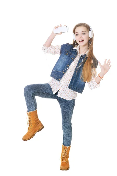 Szczęśliwa Dziewczynka Dżinsy Słuchania Muzyki Smartfona Białym Tle — Zdjęcie stockowe
