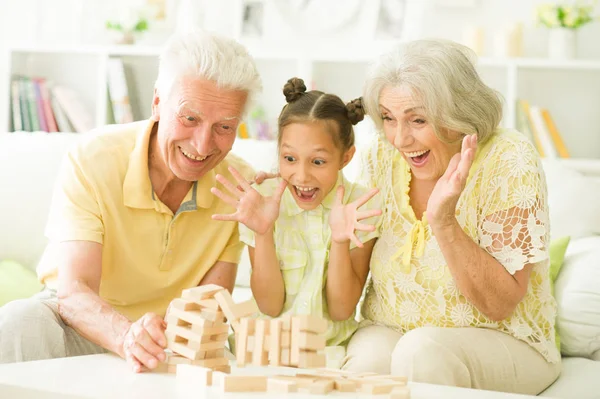 Großeltern und Enkelin mit Holzklötzen — Stockfoto