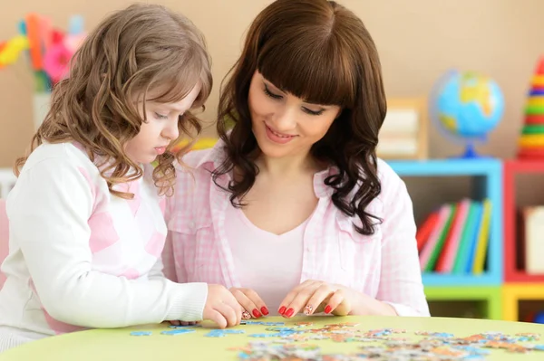 Mutter Mit Kleiner Tochter Sammelt Puzzle — Stockfoto