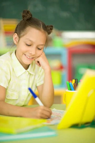 Mignon Adolescent Fille Faire Des Devoirs Dans Chambre — Photo