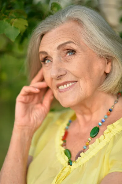 Szczęśliwy Starszą Kobietę Pozowanie Zewnątrz — Zdjęcie stockowe
