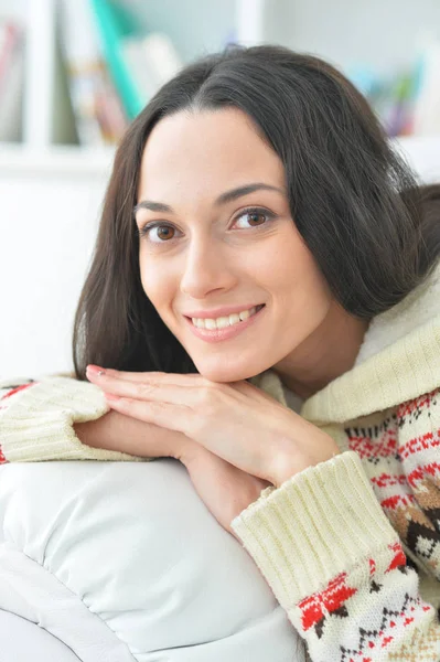 Mulher com uma xícara de chá — Fotografia de Stock