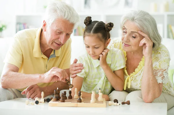 Boldog Idősebb Pár Sakkozni Unokájuk Tanítás — Stock Fotó