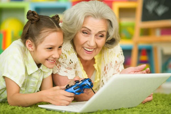 Porträtt Överraskad Farmor Och Dotter Spelar Dataspel Med Laptop — Stockfoto