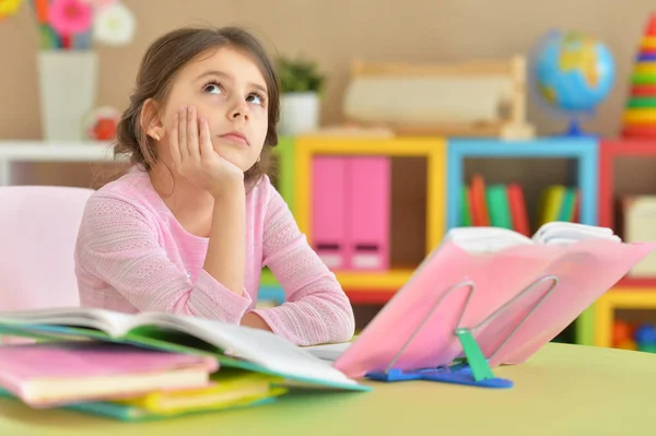 Mignon Écolière Faire Des Devoirs Dans Chambre — Photo