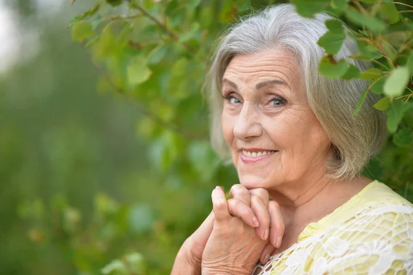 Portret Van Een Mooie Senior Vrouw Groen Park — Stockfoto