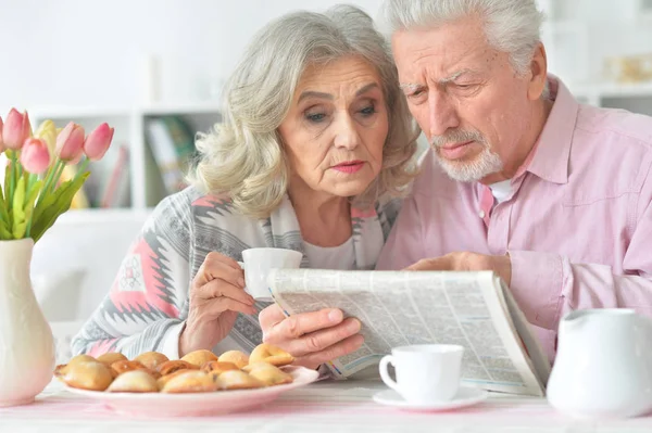 Close Portrait Senior Couple Newspaper Home — Stock Photo, Image