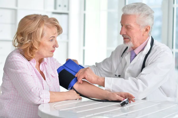 Médecin mesurant la pression artérielle de la femme — Photo
