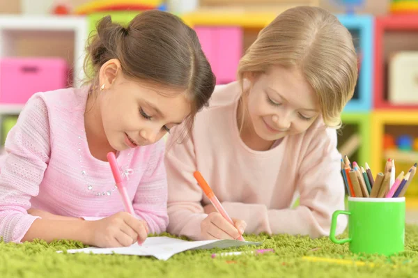 Kleine meisjes tekenen samen — Stockfoto