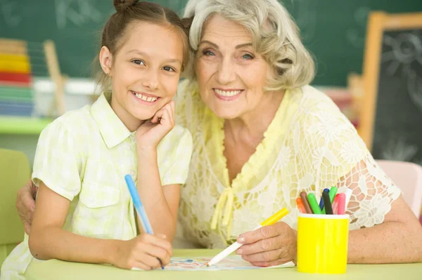 Oma Kleindochter Tekenen Samen — Stockfoto