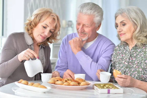 Gelukkige Senior Mensen Het Drinken Van Thee Keuken — Stockfoto