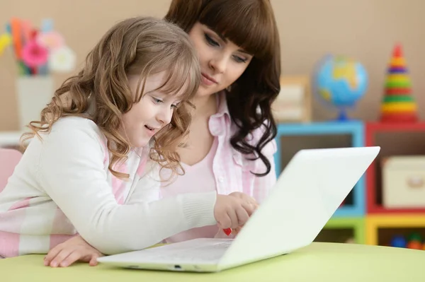 Schattig meisje met laptop — Stockfoto