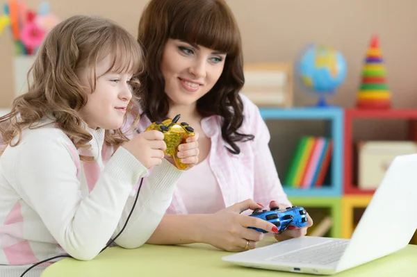 Schattig meisje met laptop — Stockfoto