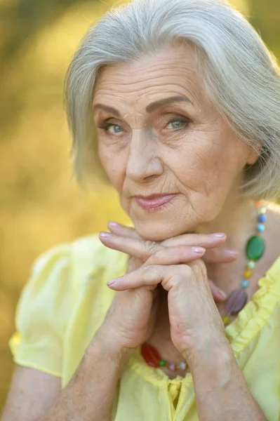 Portret Van Mooie Triest Senior Vrouw Zomer Park — Stockfoto