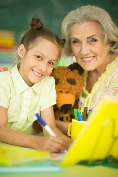 Nonna Con Carina Bambina Facendo Compiti Insieme — Foto Stock