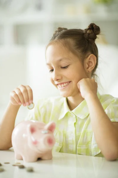 Mooi meisje met een piggy bank — Stockfoto