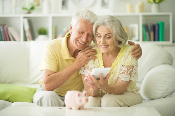 Oude vrouw met piggy bank — Stockfoto