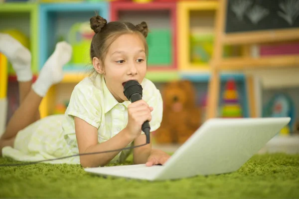 Cute Girl Singing Karaoke Laptop While Lying Floor Home — Stock Photo, Image