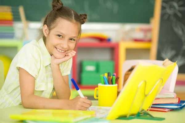 Mignon Adolescent Fille Faire Des Devoirs Dans Chambre — Photo