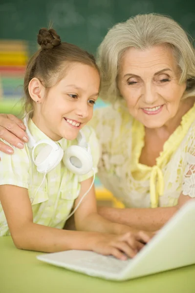 Ritratto Della Nonna Della Figlia Che Usano Computer Portatile Moderno — Foto Stock