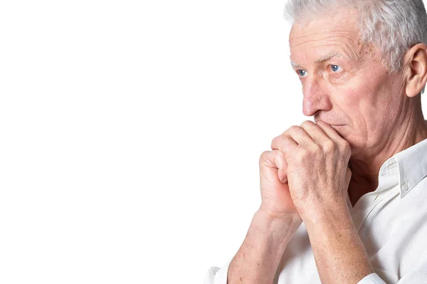 Boos Senior Man Casual Kleding Poseren Geïsoleerd Witte Achtergrond — Stockfoto