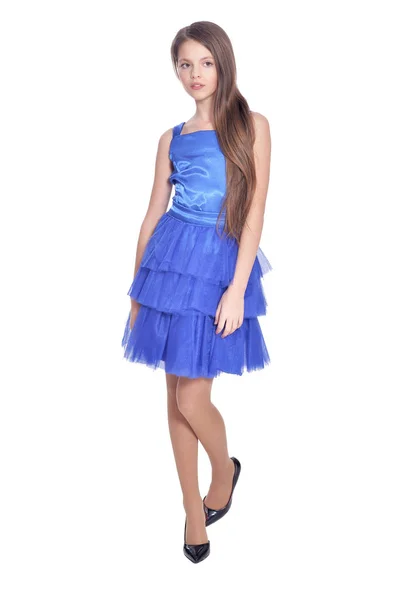 青いドレスに分離の白い背景をポーズで美しい少女 — ストック写真