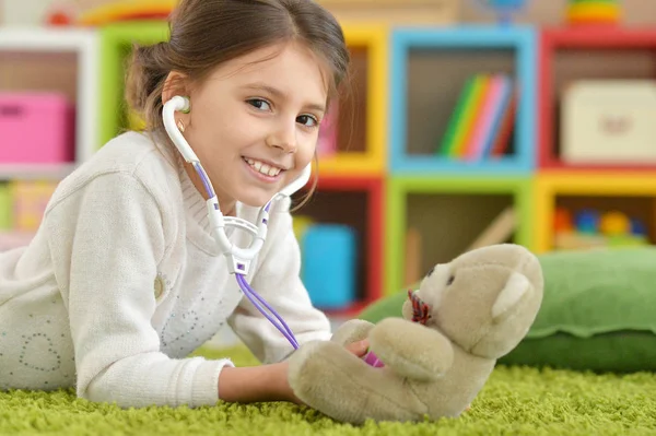 Menina bonito jogando enfermeira — Fotografia de Stock