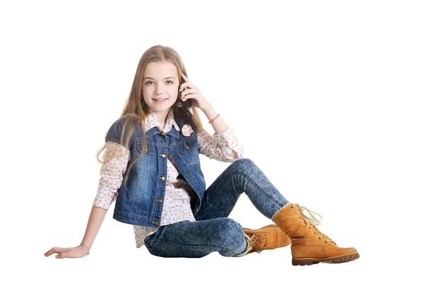 Felice Bambina Jeans Parlando Telefono Isolato Sfondo Bianco — Foto Stock