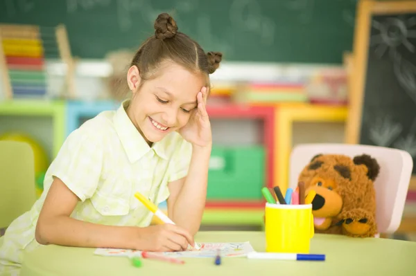 Leuk Meisje Aan Tafel Zitten Tekening Thuis — Stockfoto