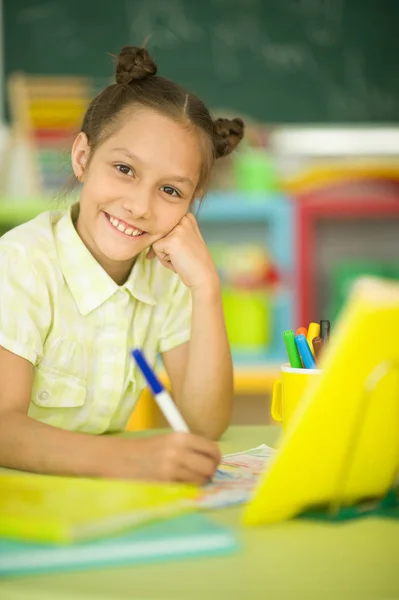 Carino Giovanissima Ragazza Doing Homework Suo Stanza — Foto Stock