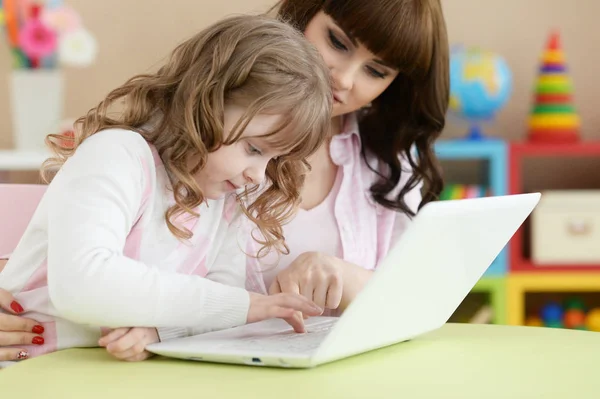 Schattig meisje met laptop — Stockfoto