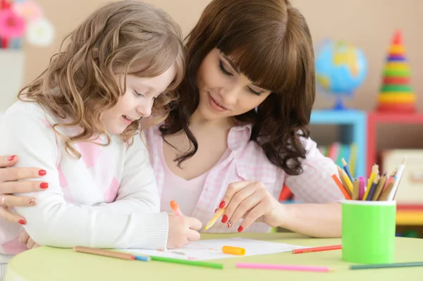 Petite Fille Mignonne Mère Dessinant Avec Des Crayons Dans Chambre — Photo