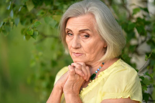 Portret Piękny Sad Senior Kobiety Lato Park — Zdjęcie stockowe
