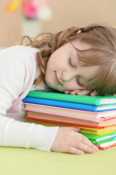Ödevlerini Yaptıktan Sonra Masada Uyuyan Sevimli Kız Öğrenci — Stok fotoğraf