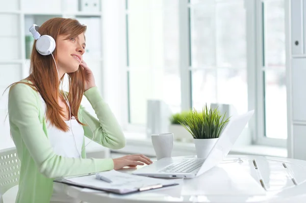 Donna d'affari che parla al telefono — Foto Stock