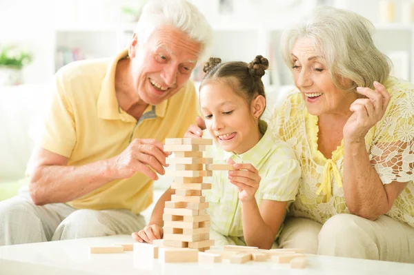Besteforeldre og barnebarn med treblokker – stockfoto