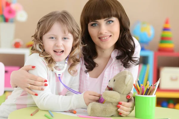 Carino Bambina Che Gioca Infermiera Ispezionare Orsacchiotto Con Stetoscopio — Foto Stock