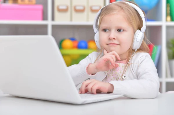 Petite fille mignonne avec ordinateur portable — Photo