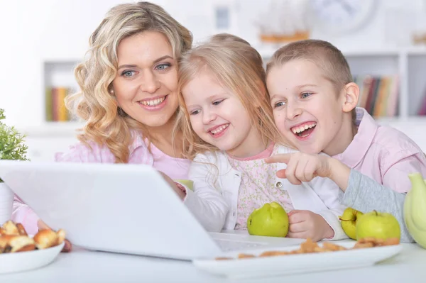 Mutter und Kinder mit Laptop — Stockfoto