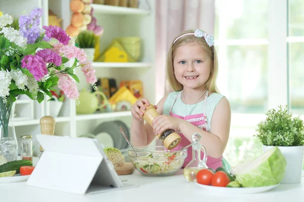 Nettes Kleines Mädchen Würzt Salat Auf Küchentisch Hause — Stockfoto