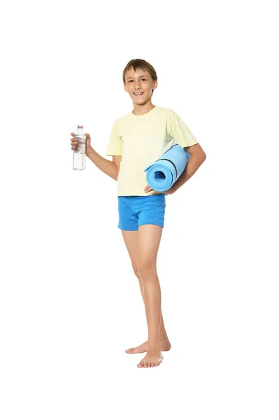 Ung Pojke Med Flaska Vatten Och Matta Isolerad Vit Bakgrund — Stockfoto