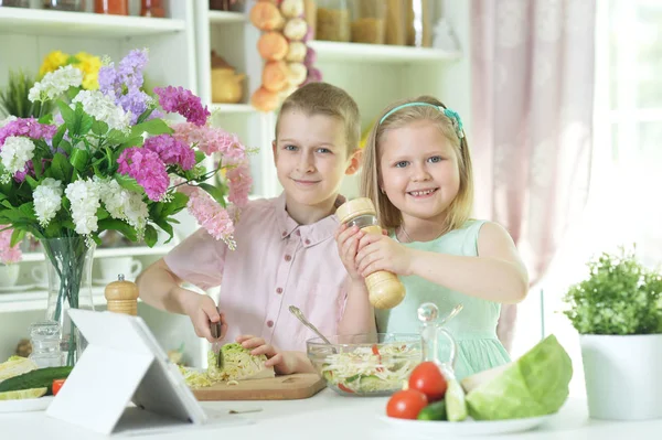 Netter Kleiner Bruder Und Schwester Kochen Gemeinsam Der Küche — Stockfoto