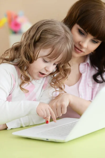 Menina bonito usando laptop — Fotografia de Stock