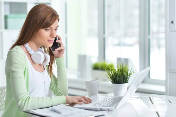 Mujer de negocios hablando por teléfono — Foto de Stock