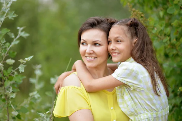 Glad mamma och vuxen dotter — Stockfoto