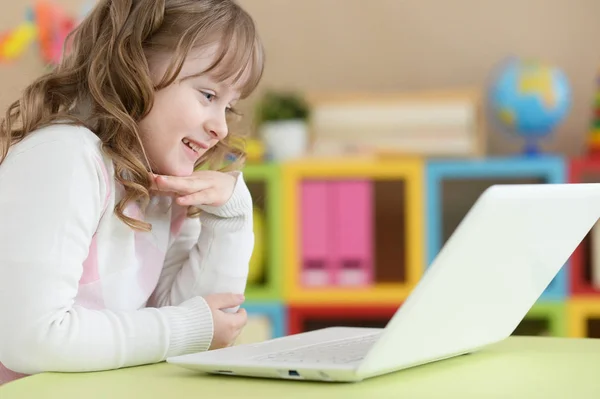 Schattig meisje met laptop — Stockfoto