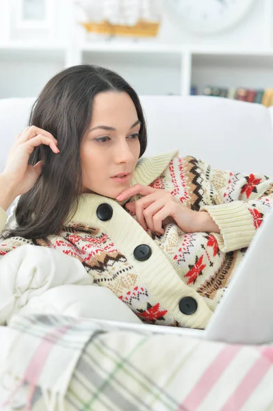 Jonge vrouw met laptop — Stockfoto