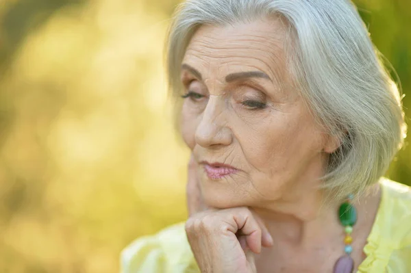 Portrait Femme Âgée Triste Dans Parc Été — Photo