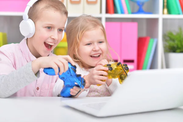 Erkek ve kız kardeş dizüstü bilgisayar kullanıyor — Stok fotoğraf