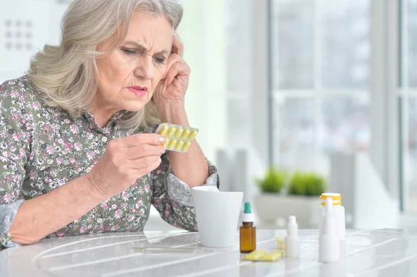 Mujer Mayor Enferma Tomando Medicamentos Casa —  Fotos de Stock